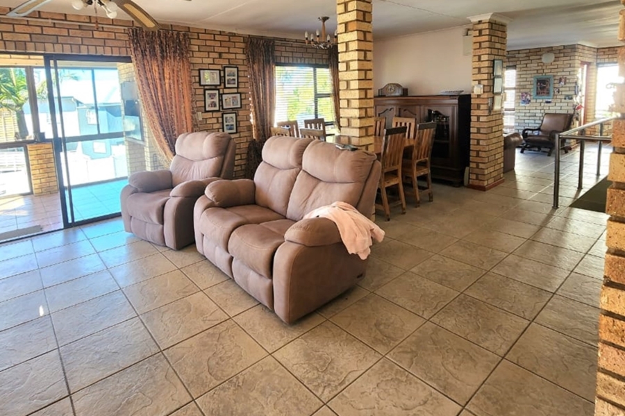 6 Bedroom Property for Sale in Wavecrest Eastern Cape